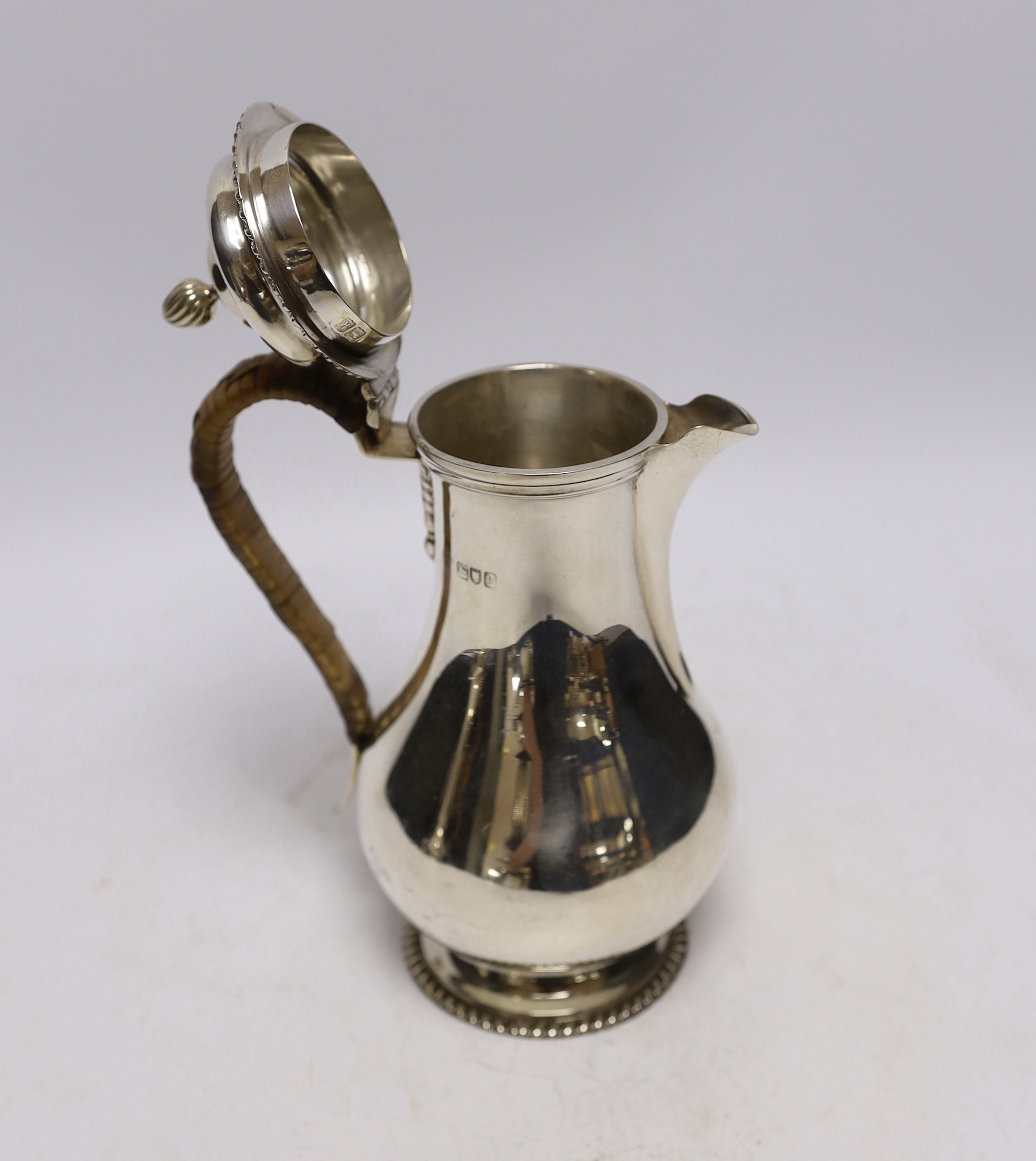 An Edwardian silver baluster hot water pot, London, 1905, height 21cm, gross weight 14.7oz.